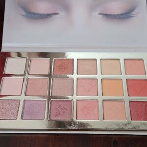 ELLEN TRACY CHIC NUDES Eyeshadow Palette with Pink and Peach Hues